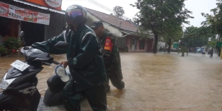 Babinsa Koramil 10/Batang Bantu Dorong Montor Warga Yang Mogok Akibat Banjir