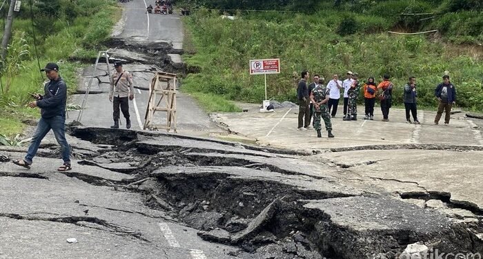 Jalur ke Dieng Via Pejawaran Putus Total Imbas Tanah Gerak di Banjarnegara