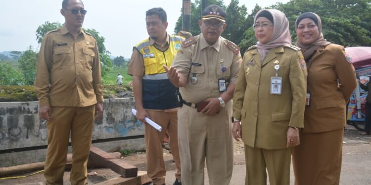 Progres Pebaikan, Pj Bupati Batang Kembali Tinjau Jembatan Kali Belo Tersono