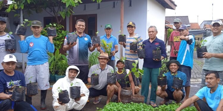 Kompol Suhadi Gagas Program Pekarangan Produktif, Warga Batang Panen Sayuran di Rumah
