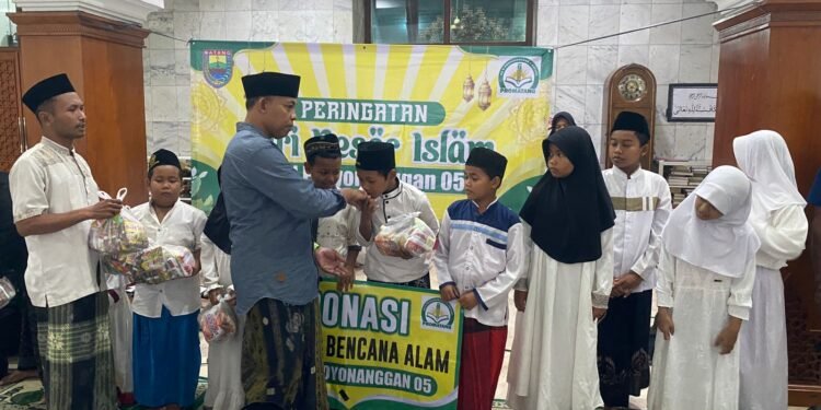 Peringati Isra Miraj, 313 Siswa SDN Proyonanggan 5 Batang Berikan Donasi Warga Terdampak Banjir