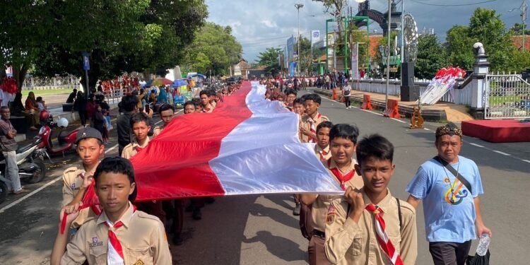 Haul Kiai Surgi, 1.378 Pasukan Kirab Bentangkan Bendera Merah Putih Sepanjang 250 Meter