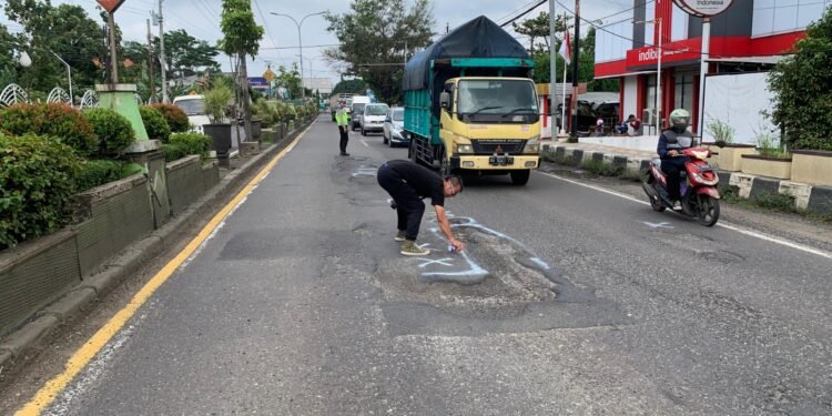 Lubang di Jalan Pantura Makan Korban, Pemkab Batang Desak Balai Jalan Nasional Segera Diperbaiki