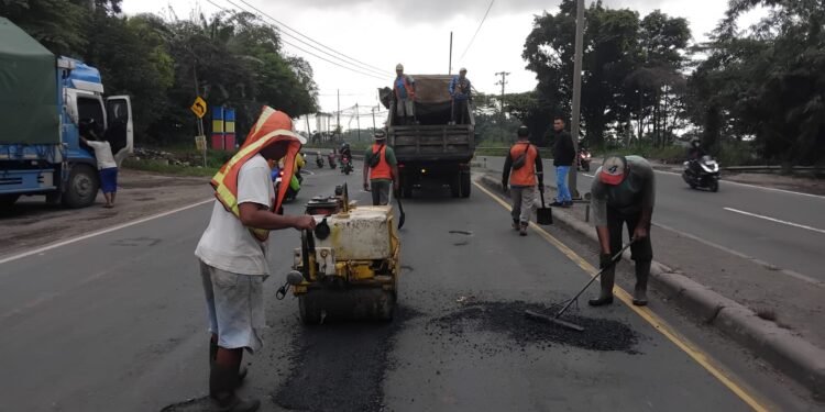 Ikhtiar Pj Bupati Batang Ke Menteri PUPR Berhasil, Jalan Nasional Batang-Pekalongan Mulai Ditambal