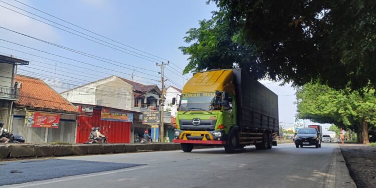 Pengendara Harapkan Ruas Pantura Batang Dibeton
