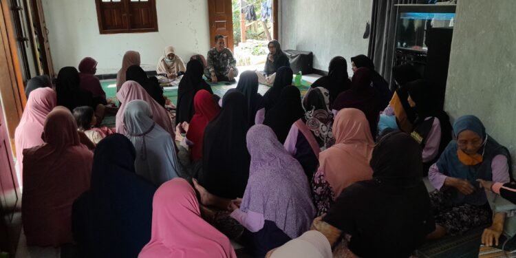 Peduli Kesehatan Warganya, Babinsa Banyuputih Dampingi Posyandu Lansia