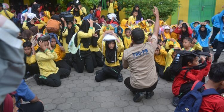 BPBD Batang Gelar Sosialisasi dan Simulasi Penanggulangan Bencana di Sekolah-sekolah