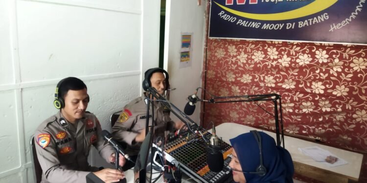 Polres Batang Gelar Sosialisasi di Radio MFM, Ajak Warga Patuhi Aturan Berlalu Lintas