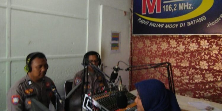 Polres Batang Gelar Sosialisasi di Radio MFM, Ajak Warga Patuhi Aturan Berlalu Lintas