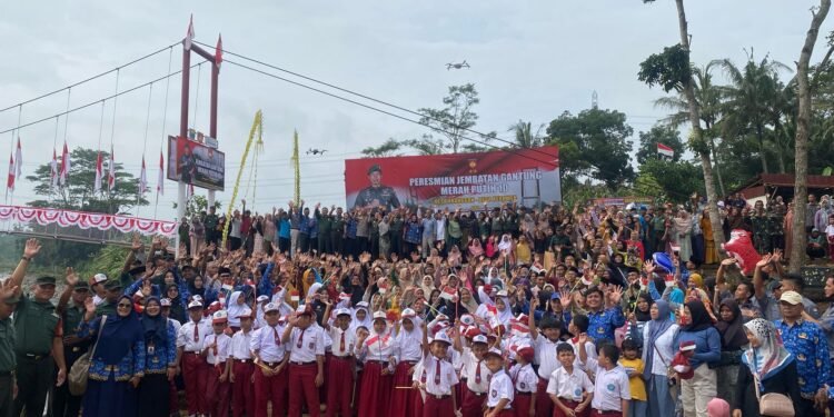 Buka Akses Jalan, Pangdam Diponegoro Resmikan Jembatan Gantung Merah Putih di Batang