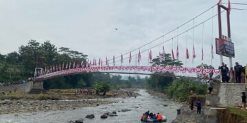 Buka Akses Jalan, Pangdam Diponegoro Resmikan Jembatan Gantung Merah Putih di Batang