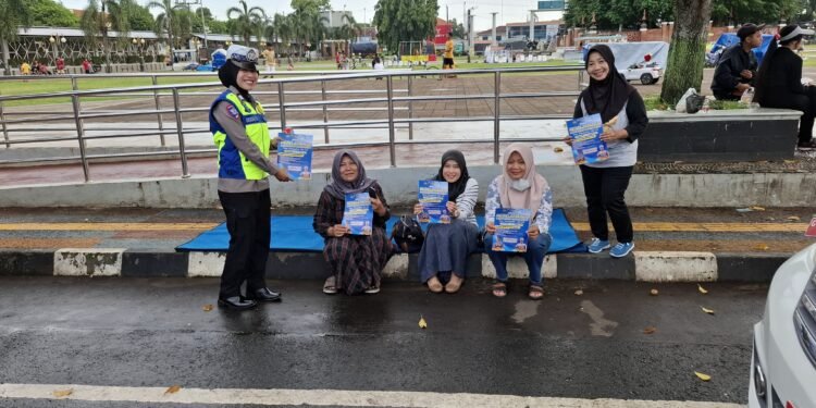 Aksi Subsatgas Dikmas Polres Batang di CFD: Brosur, Stiker, dan Seni untuk Keselamatan Berkendara