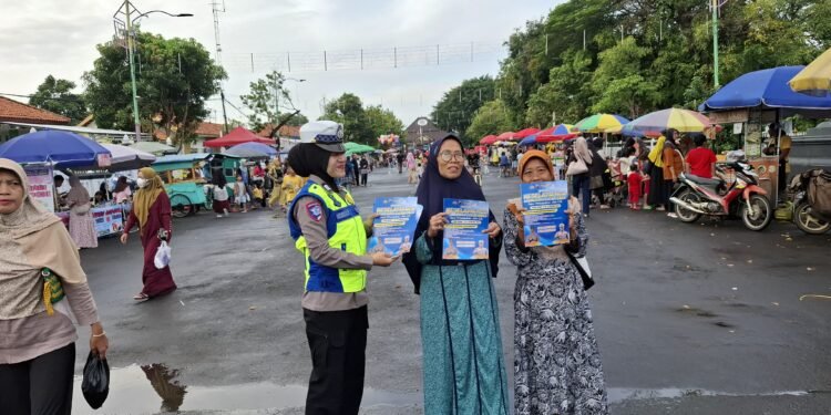 Aksi Subsatgas Dikmas Polres Batang di CFD: Brosur, Stiker, dan Seni untuk Keselamatan Berkendara