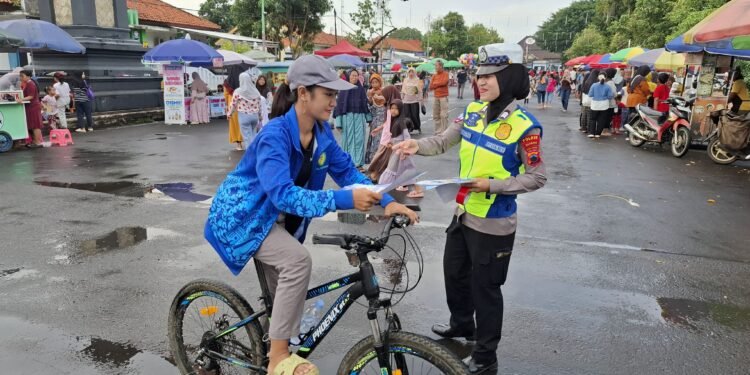 Aksi Subsatgas Dikmas Polres Batang di CFD: Brosur, Stiker, dan Seni untuk Keselamatan Berkendara