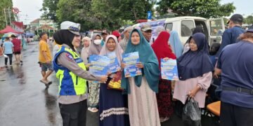 Aksi Subsatgas Dikmas Polres Batang di CFD: Brosur, Stiker, dan Seni untuk Keselamatan Berkendara