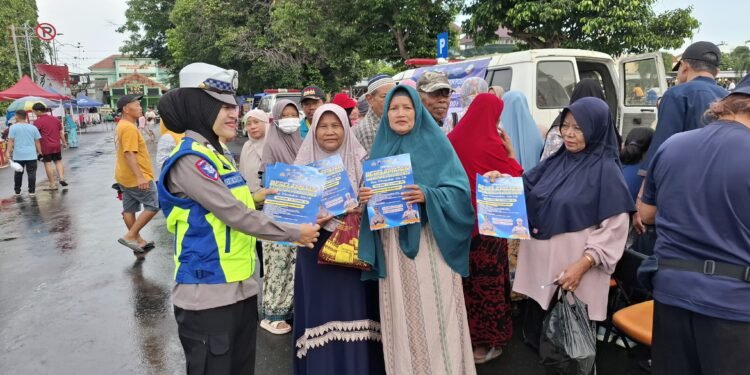 Aksi Subsatgas Dikmas Polres Batang di CFD: Brosur, Stiker, dan Seni untuk Keselamatan Berkendara