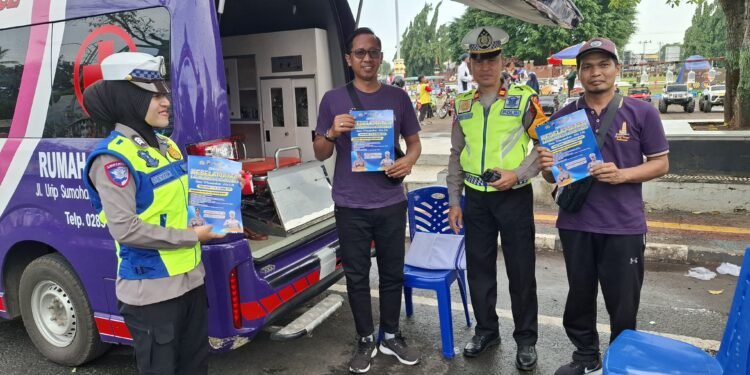 Aksi Subsatgas Dikmas Polres Batang di CFD: Brosur, Stiker, dan Seni untuk Keselamatan Berkendara