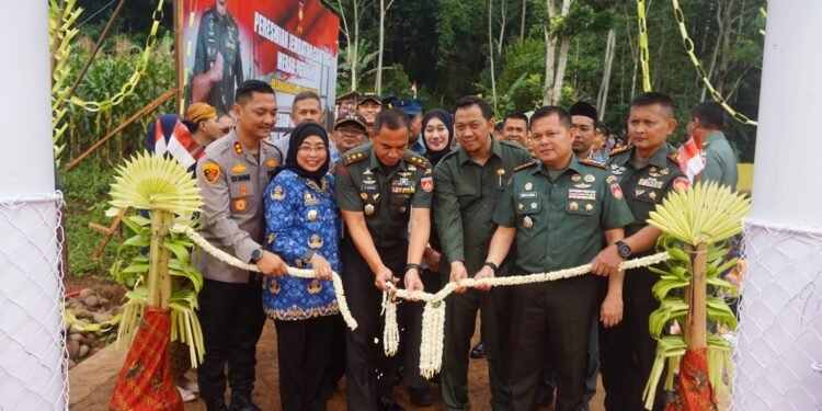Pangdam IV/Diponegoro Resmikan Jembatan Gantung Merah Putih 10 Desa Kranggan