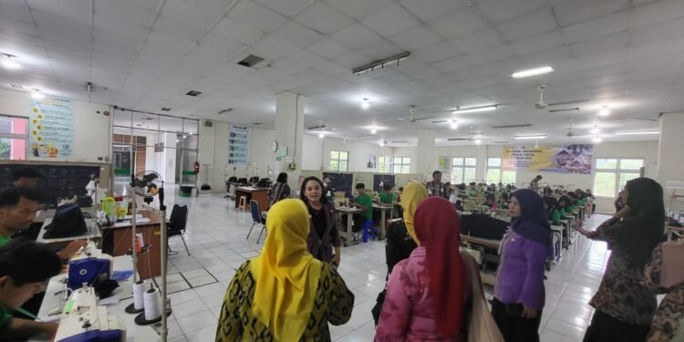 SMA Bandar dan Disperindag Jateng Salurkan Alumni ke KITB