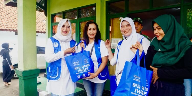 Peringati HUT Ke-50, 300 Paket Sembako Murah Dari IWAPI Batang Habis Terjual