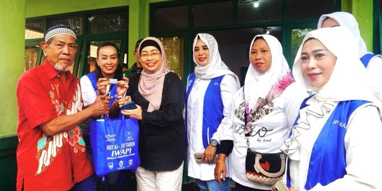 Peringati HUT Ke-50, 300 Paket Sembako Murah Dari IWAPI Batang Habis Terjual