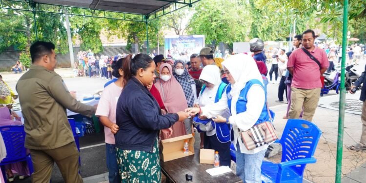 Peringati HUT Ke-50, 300 Paket Sembako Murah Dari IWAPI Batang Habis Terjual