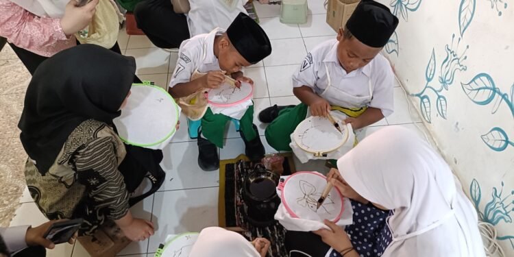 Rawan Punah, SMK Neswara Siapkan Pembatik Muda