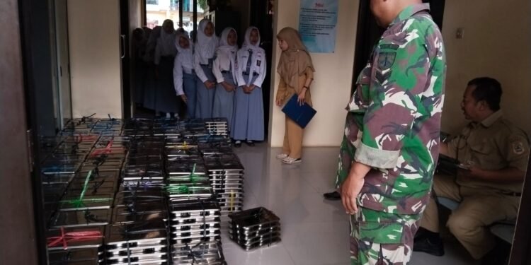 Babinsa Koramil 12/Tulis Dampingi Pendistribusian Makan Bergizi Gratis