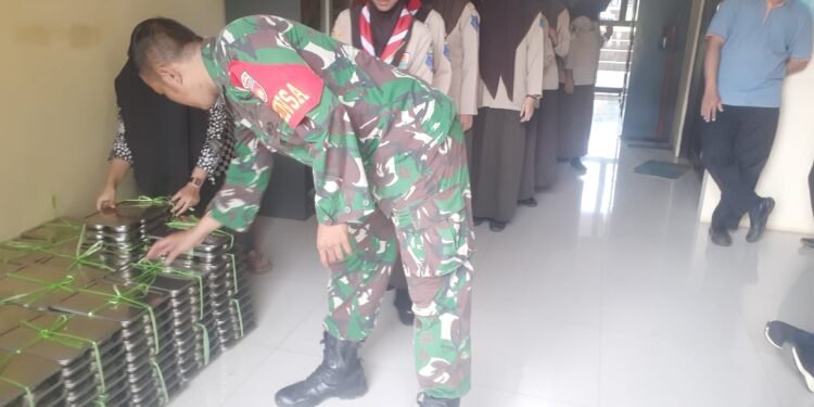 Babinsa Koramil 12/Tulis Dampingi Pendistribusian Makan Bergizi Gratis