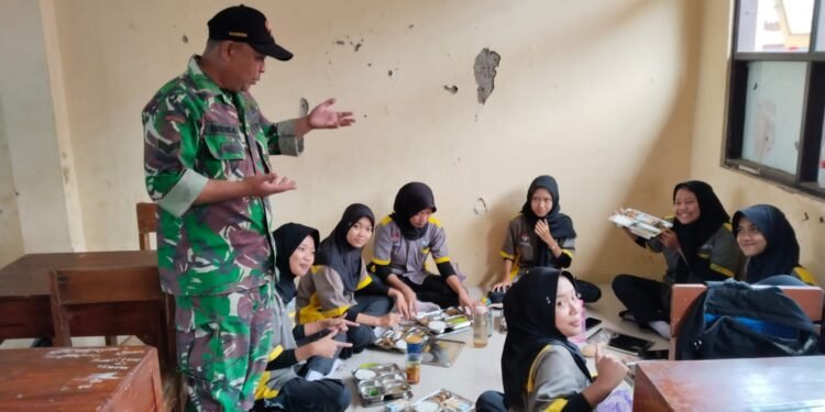Babinsa Koramil 12/Tulis Dampingi Pendistribusian Makan Bergizi Gratis