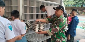 Babinsa Koramil 12/Tulis Dampingi Pendistribusian Makan Bergizi Gratis