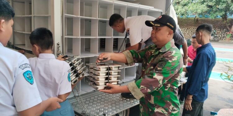 Babinsa Koramil 12/Tulis Dampingi Pendistribusian Makan Bergizi Gratis