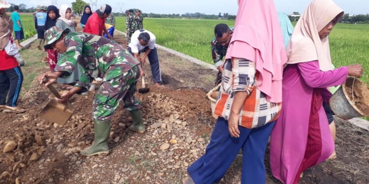 Semangat Gotong Royong, Ibu-Ibu Angkut Tanah Dilokasi TMMD Sengkuyung Tahap I Desa Cepagan