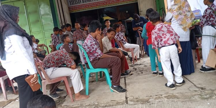 76 Siswa SD Serbu Kantor Yayasan Bangun Pemuda Indonesia dalam Layanan Sosial Pangkas Rambut Gratis**