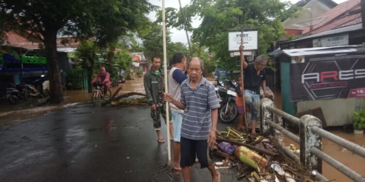 Cegah Banjir, Babinsa Ajak Warga Bersihkan Saluran Sungai