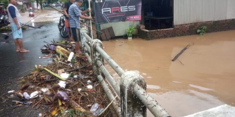 Cegah Banjir, Babinsa Ajak Warga Bersihkan Saluran Sungai
