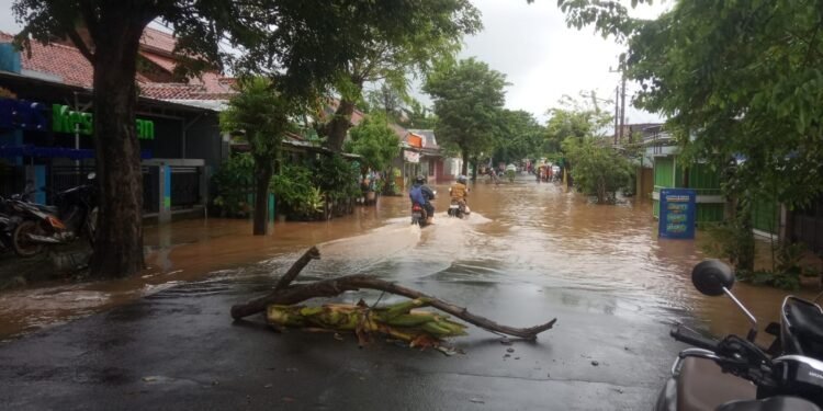Cegah Banjir, Babinsa Ajak Warga Bersihkan Saluran Sungai