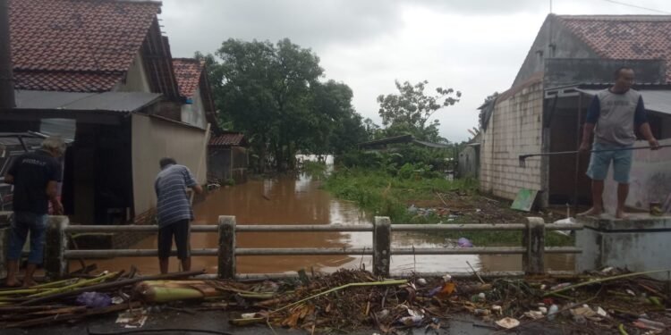 Cegah Banjir, Babinsa Ajak Warga Bersihkan Saluran Sungai