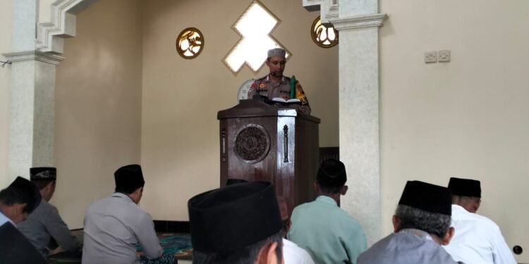 Bripka Luqmanul Hakim; Polisi Di Polres Batang yang Berdakwah, Jaga Keamanan Lewat Khutbah Jumat