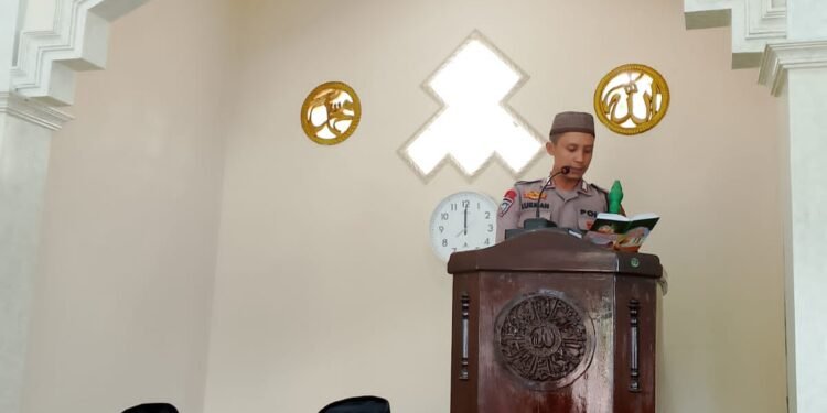 Bripka Luqmanul Hakim; Polisi Di Polres Batang yang Berdakwah, Jaga Keamanan Lewat Khutbah Jumat