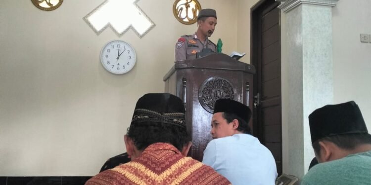 Bripka Luqmanul Hakim; Polisi Di Polres Batang yang Berdakwah, Jaga Keamanan Lewat Khutbah Jumat