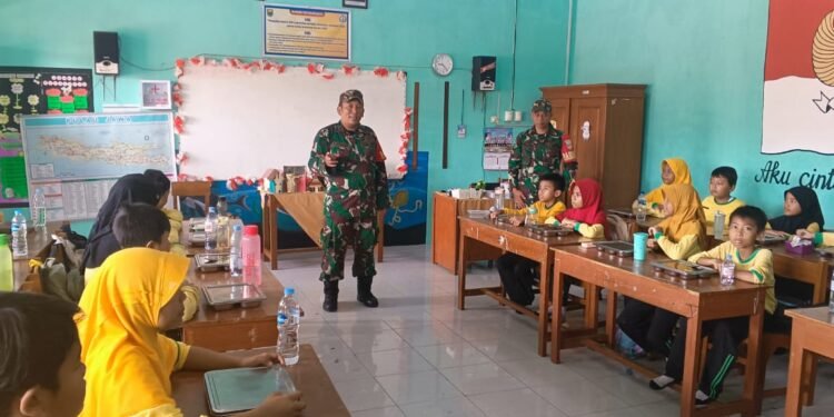 Babinsa Desa Kauman Dampingi Penyaluran Program Makan Bergizi Gratis