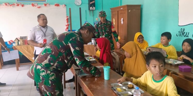 Babinsa Desa Kauman Dampingi Penyaluran Program Makan Bergizi Gratis