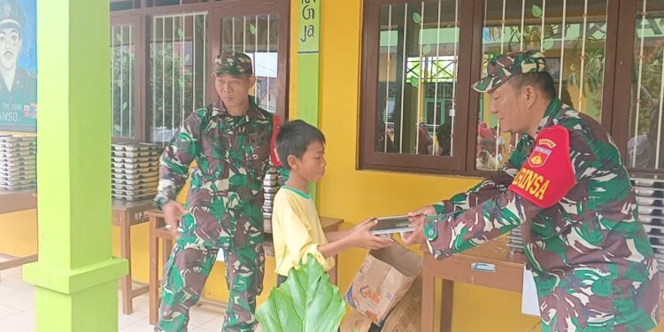 Babinsa Desa Kauman Dampingi Penyaluran Program Makan Bergizi Gratis