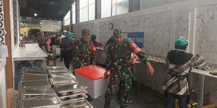 Babinsa Desa Kauman Dampingi Penyaluran Program Makan Bergizi Gratis