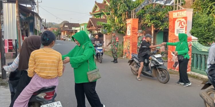 Hari Pertama Puasa, Koramil 01 /Subah Bagikan Takjil Gratis