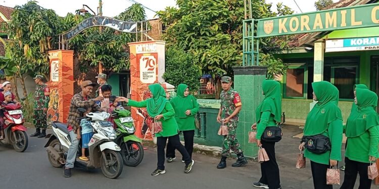 Hari Pertama Puasa, Koramil 01 /Subah Bagikan Takjil Gratis