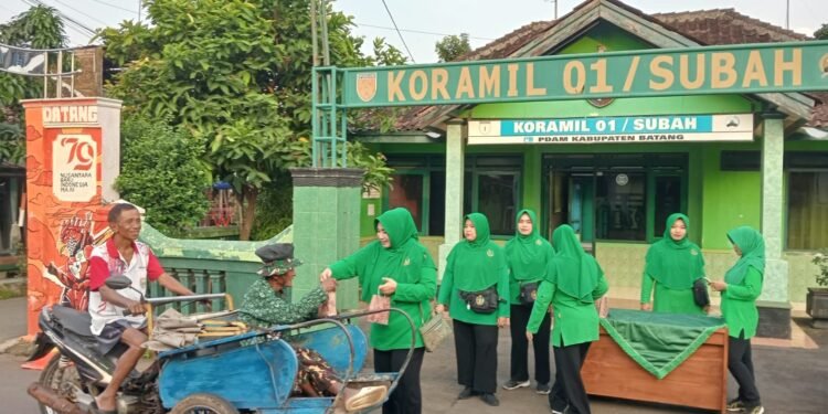 Hari Pertama Puasa, Koramil 01 /Subah Bagikan Takjil Gratis
