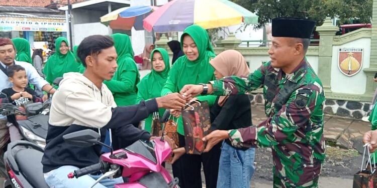 Ramadhan Berkah, Danramil Limpung Bagi-Bagi Takjil