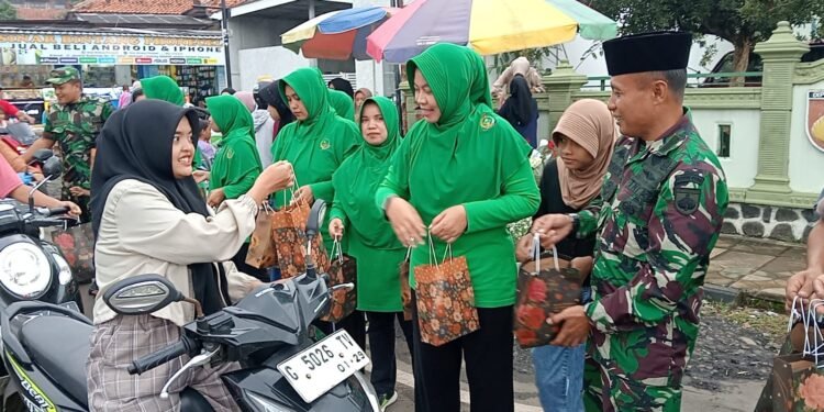 Ramadhan Berkah, Danramil Limpung Bagi-Bagi Takjil